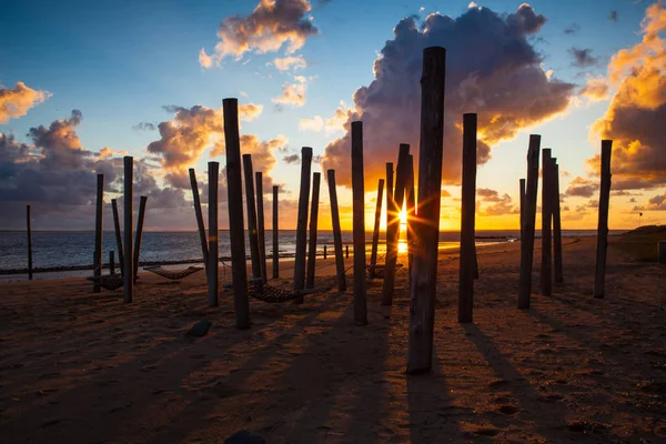 在空旷的海滩 Hjerting 日德兰半岛 丹麦的戏剧性日落 Hjerting 是丹麦西南日德兰半岛埃斯比约的一个区 — 图库照片