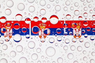 Sırbistan bayrakları bir cam arkasında yağmur damlaları ile kaplı. 3D çizim