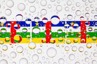 Orta Afrika Cumhuriyeti bayrakları bir cam arkasında yağmur damlaları ile kaplı. 3D çizim