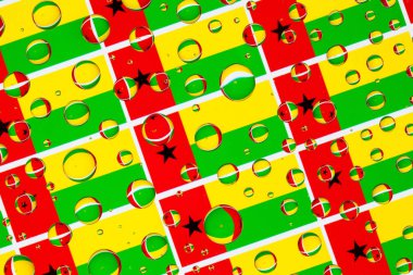 Gine-Bissau, bayraklar bir cam arkasında yağmur damlaları ile kaplı. Gine-Bissau bayrakları desen. 3D çizim