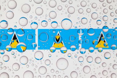 Saint Lucia bayrakları bir cam arkasında yağmur damlaları ile kaplı. 3D çizim