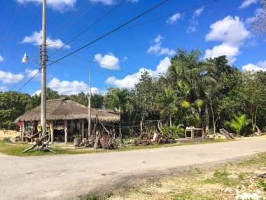 Coba, Meksika - Şubat 4,2018: Geleneksel Meksika Hatıra Eşyası satan yerel renkli turistik Dükkanı.