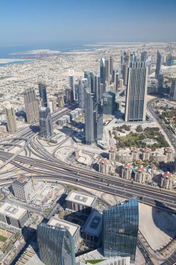Dubai, Birleşik Arap of Emirates - 7 Şubat 2012: şehir merkezine gelen dünyada Uluslararası Dubai Kongre ve Sergi Sarayı, 828 m en yüksek binası Dubai en iyi görünümü. Dubai Birleşik Arap Emirlikleri en büyük ve en kalabalık şehirde olduğunu