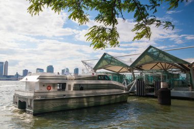 New York, Amerika Birleşik Devletleri - 30 Temmuz 2013: genel liman, Battery Park, New York. Battery Park pil, Manhattan Adası'nın güney ucunda yer alan bir 25 dönümlük kamu parkıdır.
