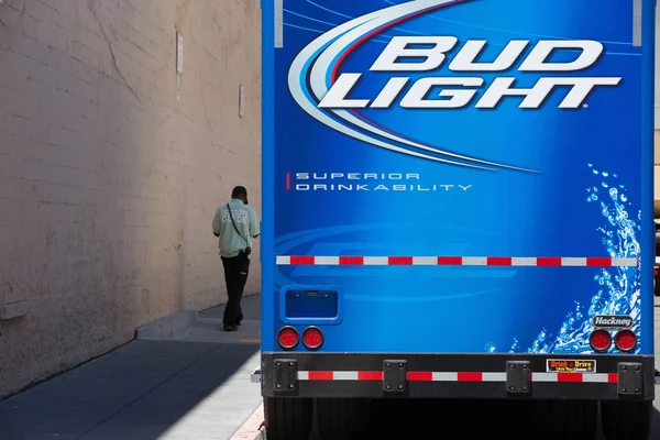 旧金山 加利福尼亚 182011 蓝色芽轻的运载的卡车在街道在旧金山 芽光是美国在圣路易斯酿造的一款美式清淡啤酒 — 图库照片