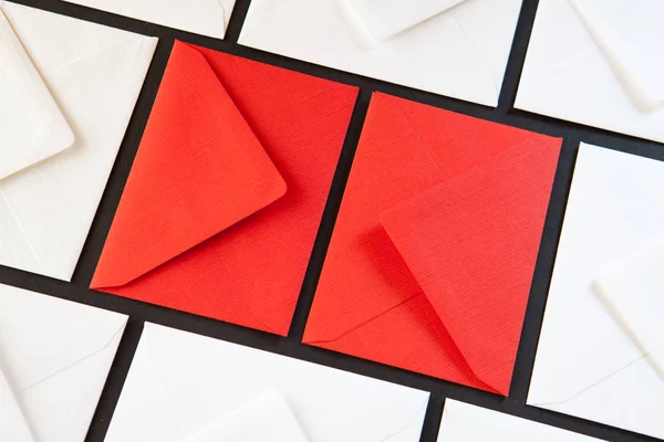 表上有白色和红色信封的组合物 桌上有不同颜色的信封 — 图库照片