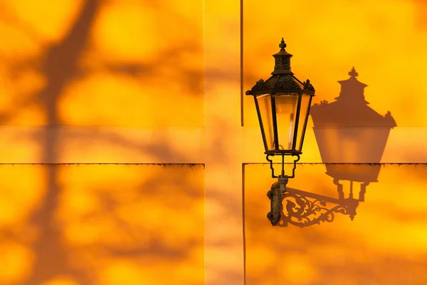 Szczegóły Retro Światła Ulicy Ścianie Zachodzie Słońca Praga Republika Czeska — Zdjęcie stockowe