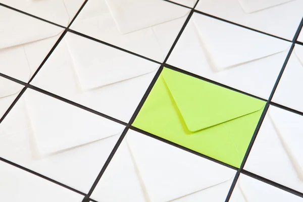 Composição Com Envelopes Brancos Verdes Sobre Mesa Envelopes Coloridos Diferentes — Fotografia de Stock