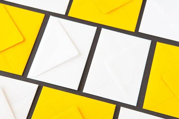 Composición Con Sobres Blancos Amarillos Sobre Mesa Sobres Diferentes Colores — Foto de Stock