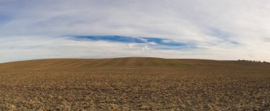 Sonbahar yatay, tarım arazisi, son zamanlarda sürülmüş ve kırpma için hazır. Central Bohemian Upland, Çek Cumhuriyeti. Panorama resim.