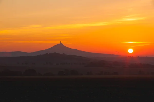 Silueta Del Castillo Hazmburk Amanecer Central Bohemian Uplands República Checa —  Fotos de Stock