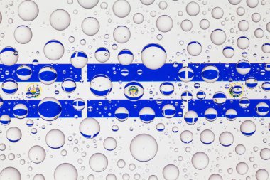 El Salvador bayrakları bir cam arkasında yağmur damlaları ile kaplı. 3D çizim