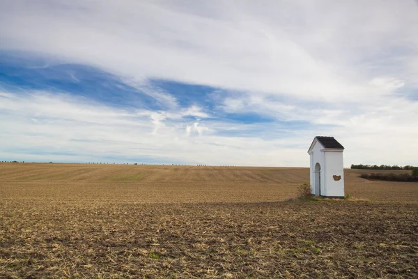 Pequeña Capilla Campo Otoño Paisaje Otoñal Con Tierras Agrícolas Recientemente —  Fotos de Stock