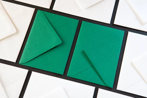 Samenstelling Met Witte Groene Enveloppen Tafel Verschillende Gekleurde Enveloppen Tafel — Stockfoto