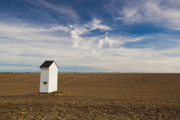 Kleine Kapelle Herbstfeld Herbstliche Landschaft Mit Landwirtschaftlichen Flächen Vor Kurzem — Stockfoto