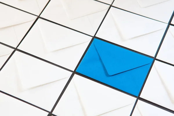 Samenstelling Met Witte Blauwe Enveloppen Tafel Verschillende Gekleurde Enveloppen Tafel — Stockfoto