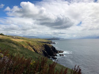 Kafa ve kafa sürücü, Irelands en doğal yolları, Dingle Yarımadası, Kerry, İrlanda başında Dunmore arasında güzel sahil