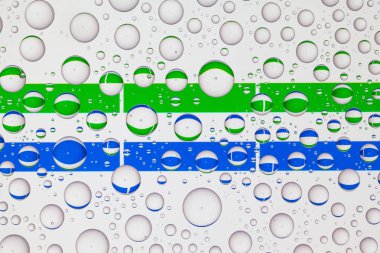 Sierra Leone bayrakları bir cam arkasında yağmur damlaları ile kaplı. 3D çizim