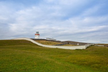 St. Johns Point Deniz Feneri, İrlanda 'nın en uzun yarımadalarından birinin sonunda belirdiğini görmek.