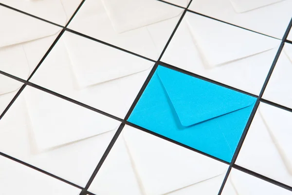 Composição Com Envelopes Brancos Azuis Sobre Mesa Envelopes Coloridos Diferentes — Fotografia de Stock