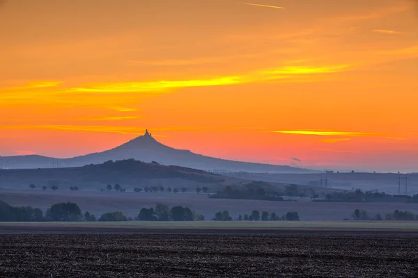 Die Silhouette Der Burg Hazmburk Bei Sonnenaufgang Mittelböhmisches Hochland Tschechische — Stockfoto