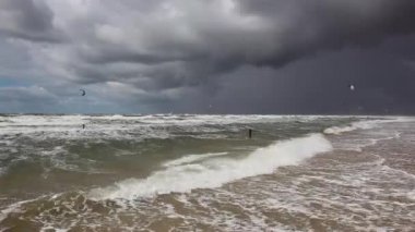 Sahilde Skagen içinde şiddetli yağmur, Danimarka sonra. Kuzey Denizi Baltık buluştuğu yer.