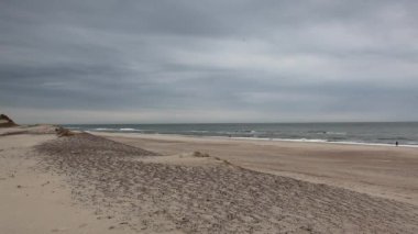Danimarka 'da Hvide Sande' nin 40 km 'lik kumlu plajları var. Hvide Sande, Danimarka' nın batısındaki kumsal, kum tepeleri, güneş, rüzgar ve özellikle temiz havanın simgesidir..