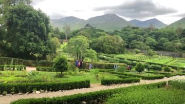 Kylemore Abbey, İrlanda - 12 Temmuz, 2018: Victoria duvarlı bahçe aslında inşa edilmiş bir kale 1867 yılında romantik hediye olarak.