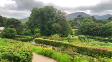 Kylemore Abbey, İrlanda - 12 Temmuz, 2018: Victoria duvarlı bahçe aslında inşa edilmiş bir kale 1867 yılında romantik hediye olarak.