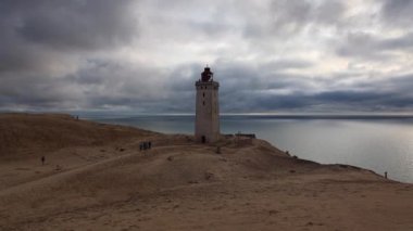 Rugjerg, Danimarka - Ağustos 16,2018: Rubjerg Knuhe deniz feneri terk Rubjerg, Kuzey Danimarka içinde Hjorring Jutland belediyesinde Kuzey Denizi kıyısında yer alır.