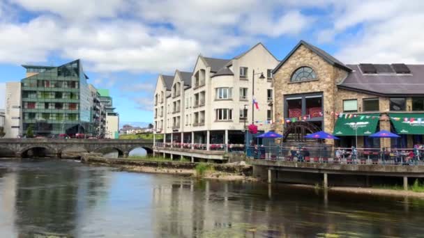 斯莱戈 爱尔兰 2018年7月 城市中心的斯莱戈 郡戈尔韦 爱尔兰 位于爱尔兰北部的斯莱戈镇横跨 Garavogue 在那里与斯莱戈湾相遇 — 图库视频影像