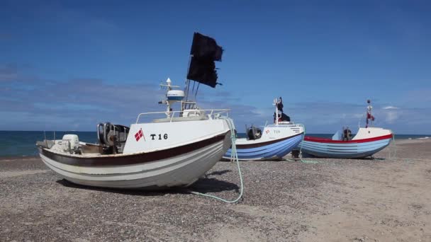 丹麦Stenbjerg 2018年8月15日 Stenbjerg Stenbjerg 是位于日德兰西北部的一个渔村 它以靠近沙滩的白色小渔人小屋而闻名 — 图库视频影像