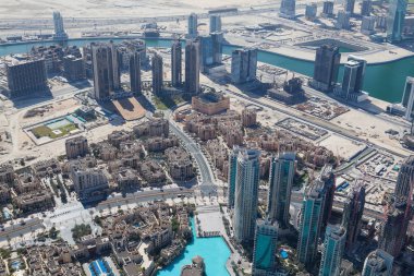 Dubai, Birleşik Arap of Emirates - 7 Şubat 2012: şehir merkezine gelen dünyada Uluslararası Dubai Kongre ve Sergi Sarayı, 828 m en yüksek binası Dubai en iyi görünümü. Dubai Birleşik Arap Emirlikleri en büyük ve en kalabalık şehirde olduğunu