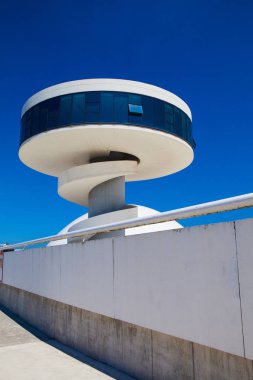 Aviles, İspanya - Temmuz 4,2017: Görünüm Niemeyer Aviles içinde bina merkezi. Kültür Merkezi Brezilyalı mimar Oscar Niemeyer tarafından tasarlanmış.