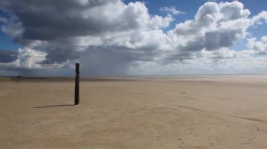 Romo yarımadanın Jutland, Danimarka inanılmaz Sonderstrand sahilde. Şiddetli yağmur sonra sahne. Bu plaj vb sörf kiteboard için favori.