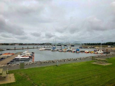 Vilsund, Danimarka - Ağustos 15,2018: Vilsund Vilsund Mors ve senin içinde Kuzeybatı Jutland, Danimarka arasında haçlar bir baskül kemer köprü köprüdür. Köprü 382 metre uzunluğunda ve en uzun süresi 30 metre.