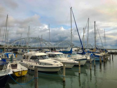 Vilsund, Danimarka - Ağustos 15,2018: Vilsund Vilsund Mors ve senin içinde Kuzeybatı Jutland, Danimarka arasında haçlar bir baskül kemer köprü köprüdür. Köprü 382 metre uzunluğunda ve en uzun süresi 30 metre.