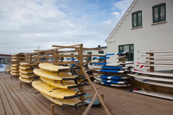 Klitmoller デンマーク 2018 ビーチでサーフボード レンタル 寒いハワイ Klitmoller がヨーロッパ最高のウィンド サーフィンとカイト サーフィン — ストック写真