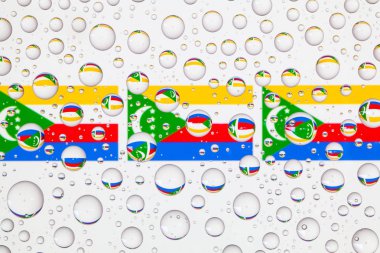 Komor bayrağı bir cam arkasında yağmur damlaları ile kaplı. 3D çizim