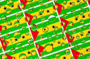 Sao Tome ve Principe, bayraklar bir cam arkasında yağmur damlaları ile kaplı. Sao Tome ve Principe bayrakları desen. 3D çizim