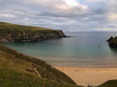 Malainn Bhig olarak da bilinen Malinbeg çevreleyen yüksek, horseshoeshaped kayalıklarla tarafından gümüş Strand beach keşif noktadan görünür ve dramatize tenha bir koy var. İrlanda