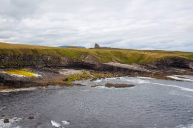 Classiebawn kalesidir Vikont Palmerston için ne eski Mullaghmore yarımadanın County Sligo, İrlanda Cliffoney köyü yakınındaki bir 10.000 dönümlük arazi üzerinde inşa edilmiş bir ev.
