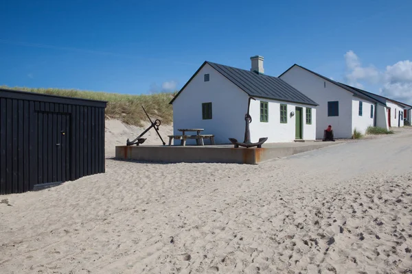 Stenbjerg の元の島の漁村は デンマークのユトランド半島の北西に 砂浜の横に 小さな白い漁業小屋で有名です — ストック写真