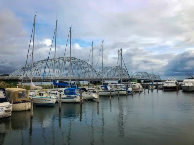 Vilsund, Danimarka - Ağustos 15,2018: Vilsund Vilsund Mors ve senin içinde Kuzeybatı Jutland, Danimarka arasında haçlar bir baskül kemer köprü köprüdür. Köprü 382 metre uzunluğunda ve en uzun süresi 30 metre.