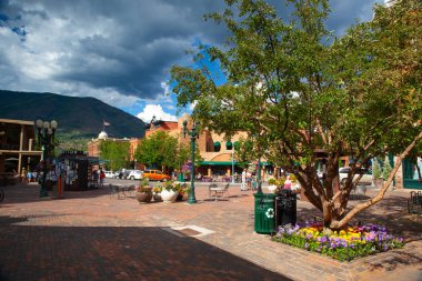 Aspen, ABD - Temmuz 17,2013: Aspen sokakta. Aspen, Colorados Rocky Dağları bir kayak tatil beldesi ve açık rekreasyon için yıl boyunca varış noktası değil.