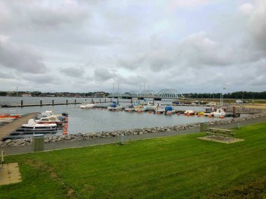 Vilsund, Danimarka - Ağustos 15,2018: Vilsund Vilsund Mors ve senin içinde Kuzeybatı Jutland, Danimarka arasında haçlar bir baskül kemer köprü köprüdür. Köprü 382 metre uzunluğunda ve en uzun süresi 30 metre.