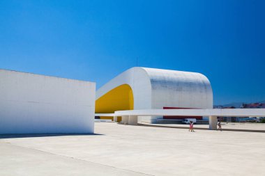 Aviles, İspanya - Temmuz 4,2017: Görünüm Niemeyer Aviles içinde bina merkezi. Kültür Merkezi Brezilyalı mimar Oscar Niemeyer tarafından tasarlanmış.