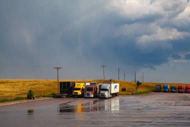 Denver, Amerika Birleşik Devletleri - Temmuz 18,2013: aşkın benzin istasyonu ağır fırtına sonra Park yerinde. Aşk'ın sağlar profesyonel kamyon sürücüleri ve sürücülerin 24 saat erişim temiz ve güvenli yerlere benzin, Satın almak için dizel yakıt vb...