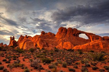 Günbatımı Arches National Park, Moab, Utah, ABD. Güneydoğu Colorado Nehri tarafından sınırlanmıştır, 2.000'den fazla doğal kumtaşı kemerler site olarak bilinir