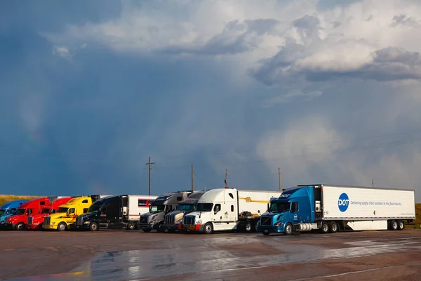 デンバー アメリカ合衆国 2013 重い嵐の後の愛のガソリン スタンドに駐車場 愛の提供するプロのトラック ドライバーとクリーンで安全な場所への 時間アクセス運転 ガソリンを購入するディーゼル燃料など — ストック写真